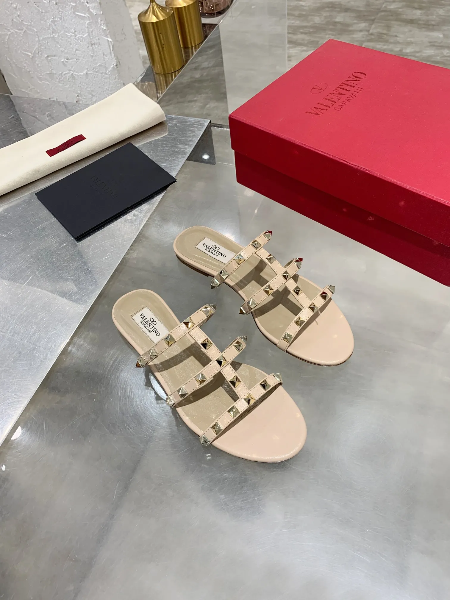 👟👟Ex-factory price 380👟👟 Women's shoes, women's clothing, Valentino studded classic sandals ✔️Mixed-breed sheepskin upper ✔️Mixed-breed sheepskin lining and foot pads ✔️Italian cowhide outsole texture is clear and consistent with the counter ✔️Size 35-40 (34, 41, can be customized and not returned)